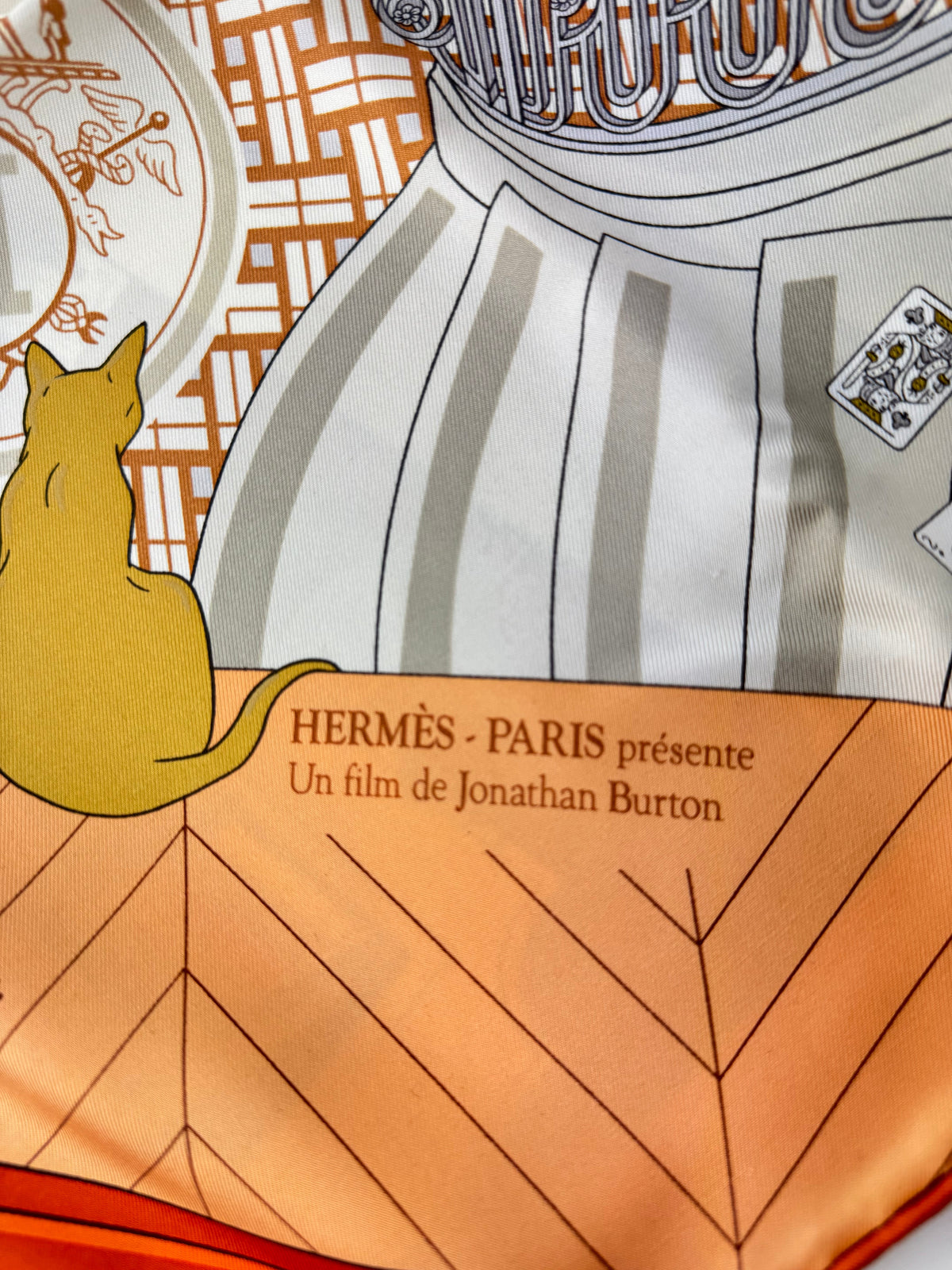 Carré Hermès : bien le choisir, le porter et l'authentifier