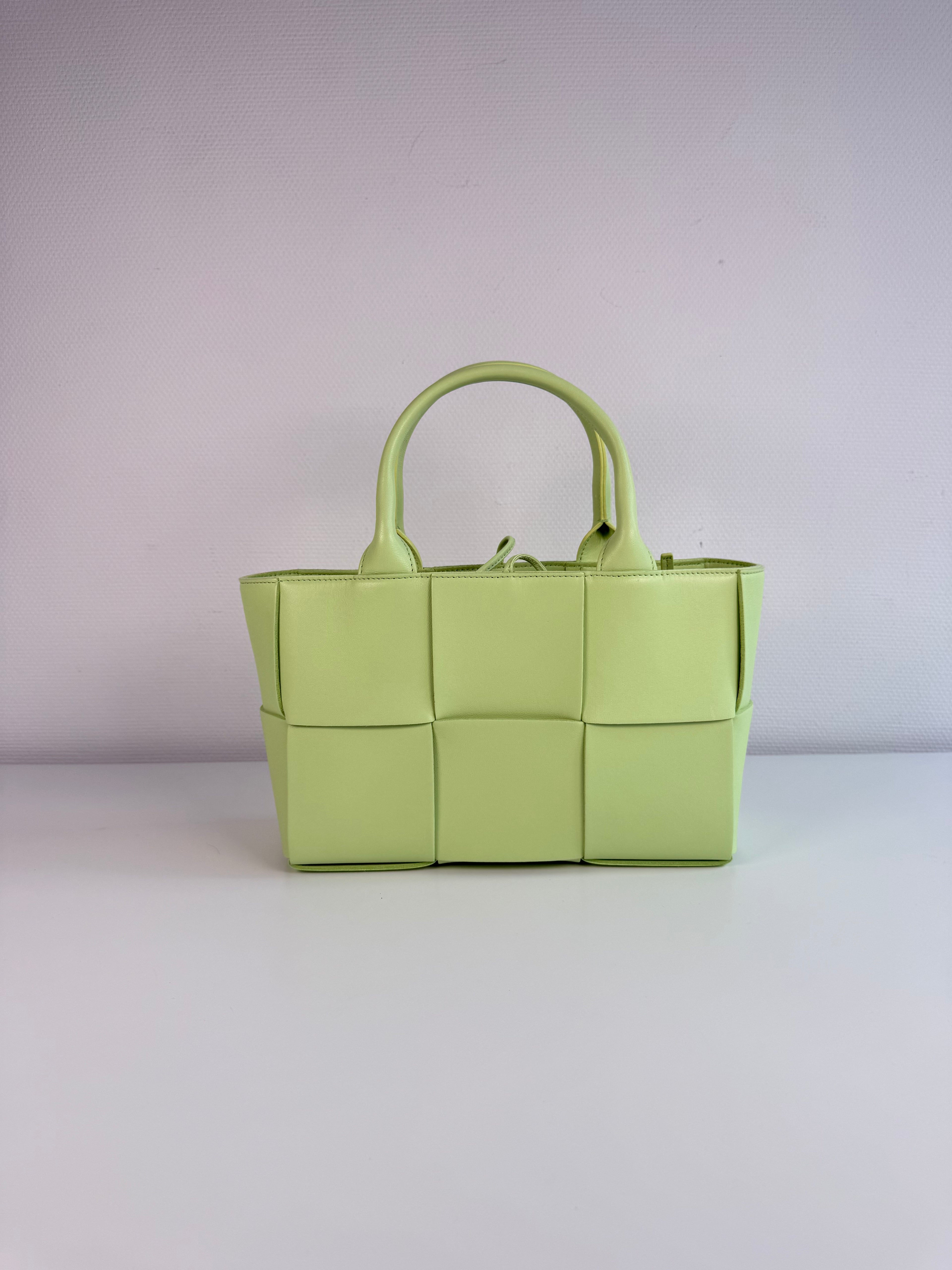 Arco Mini Bottega Veneta en cuir intrecciato vert