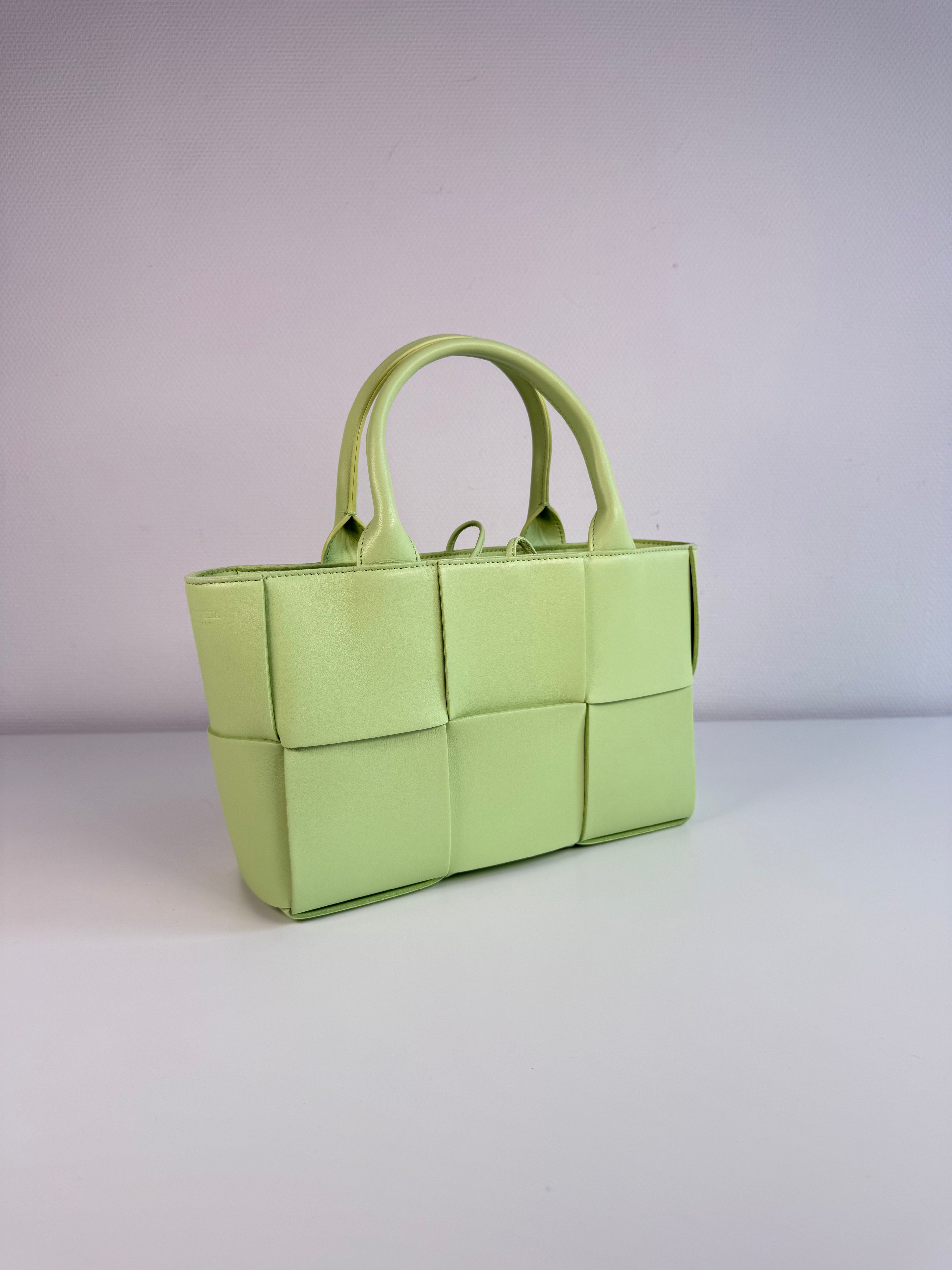 Arco Mini Bottega Veneta en cuir intrecciato vert