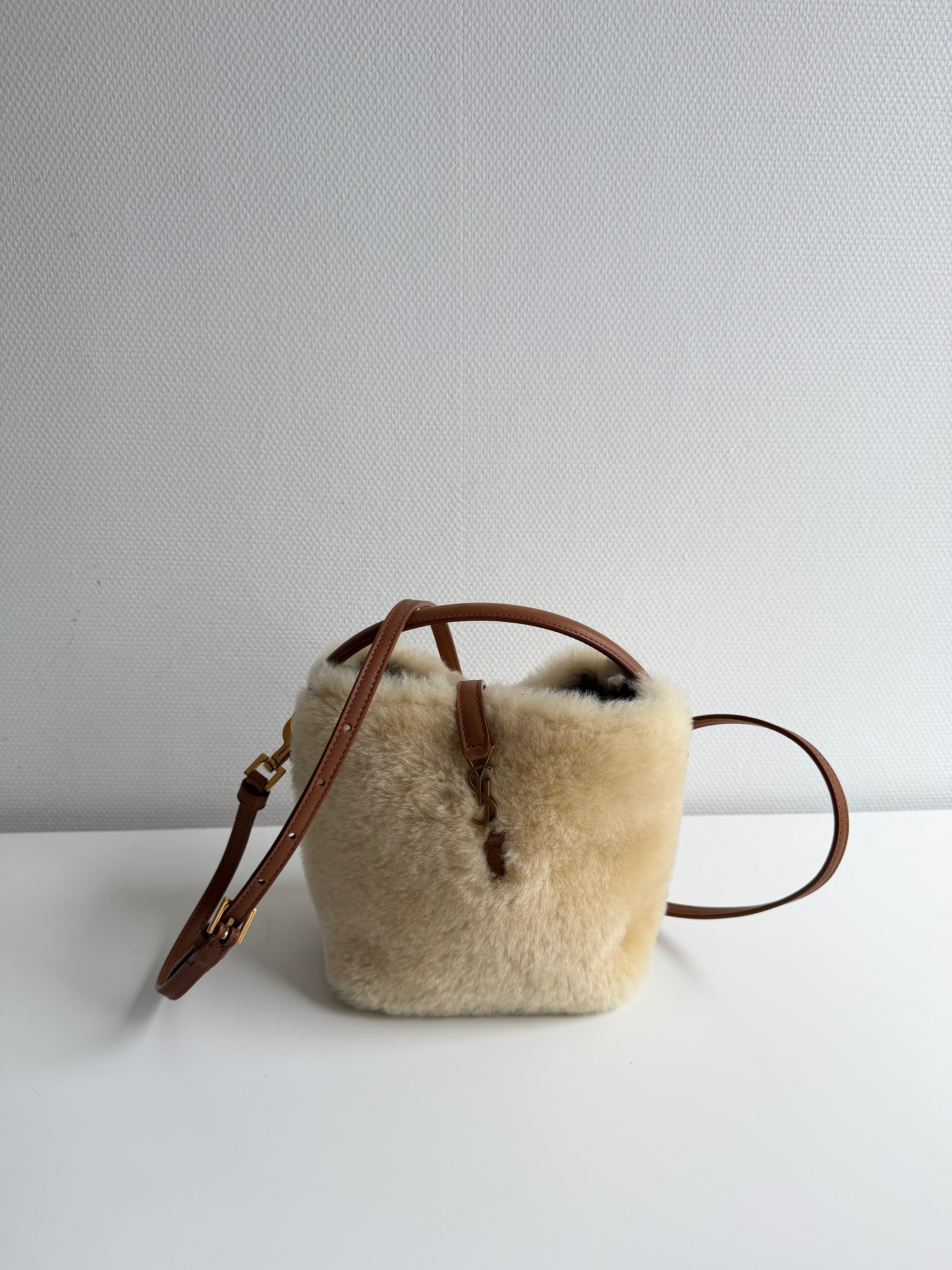 Sac Seau Le 37 Shearling