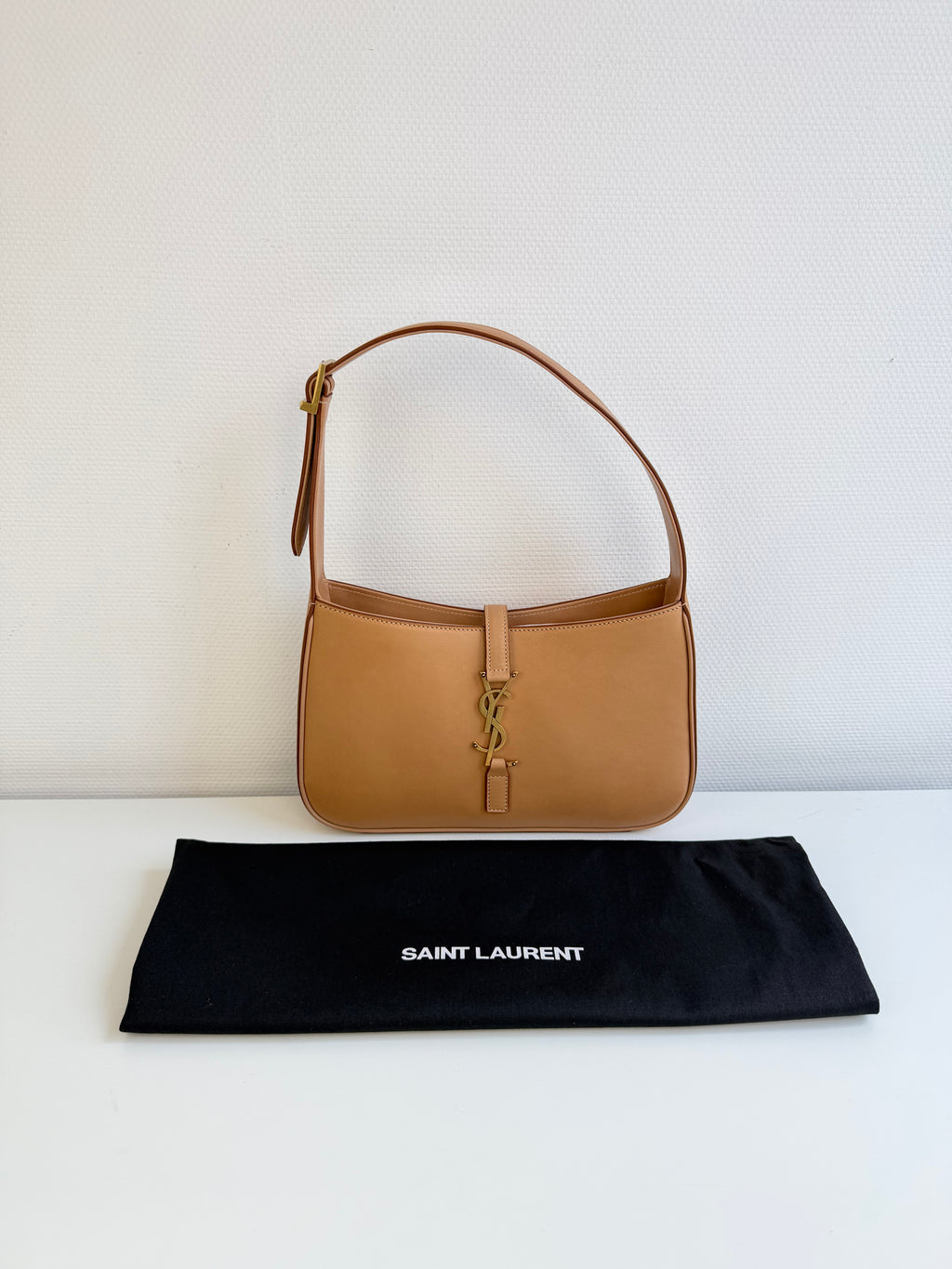 Le 5 a 7 Saint Laurent